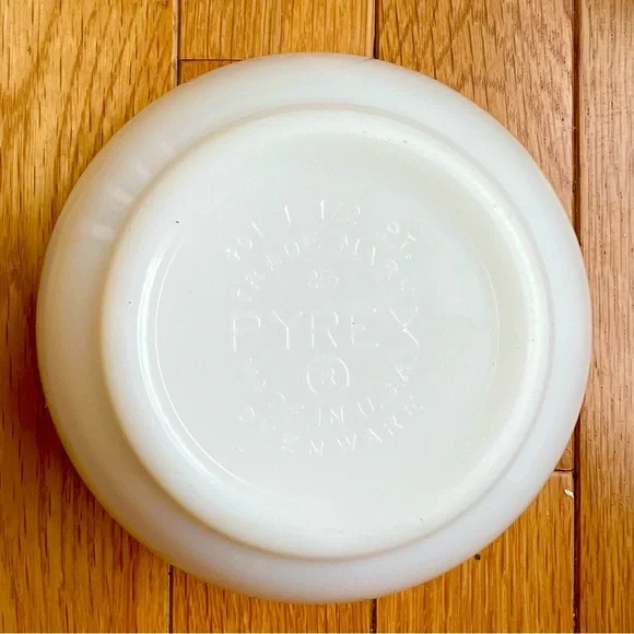 1.5 Pint PYREX 401 Mixing Bowl Serving Bowl Ovenware Milk White - Picture 6 of 15
